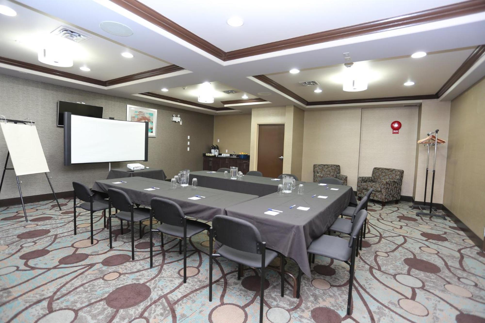 Holiday Inn Express Hotel & Suites Vernon By Ihg Екстериор снимка