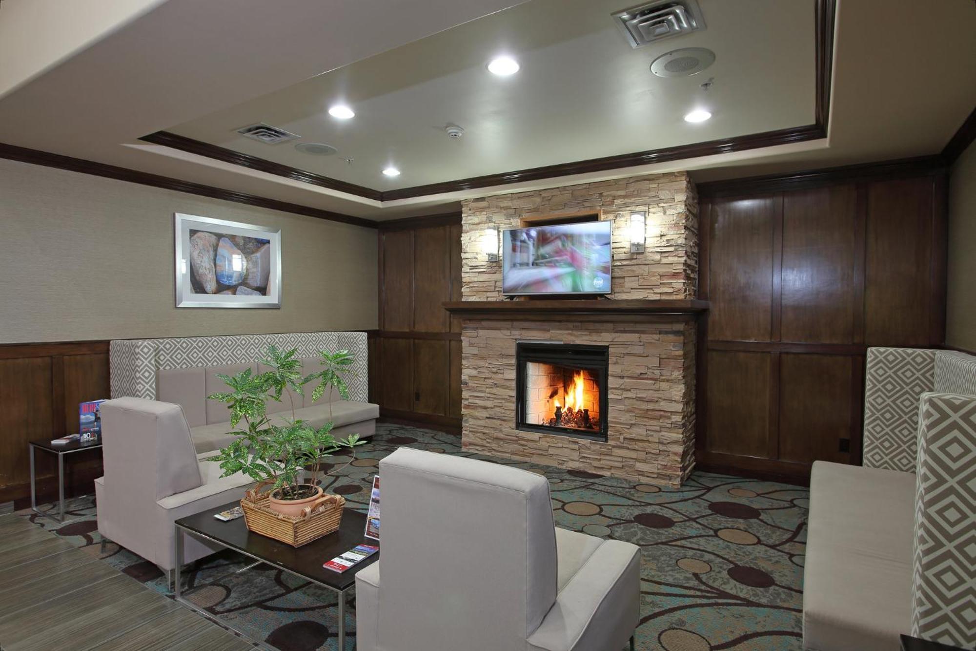 Holiday Inn Express Hotel & Suites Vernon By Ihg Екстериор снимка