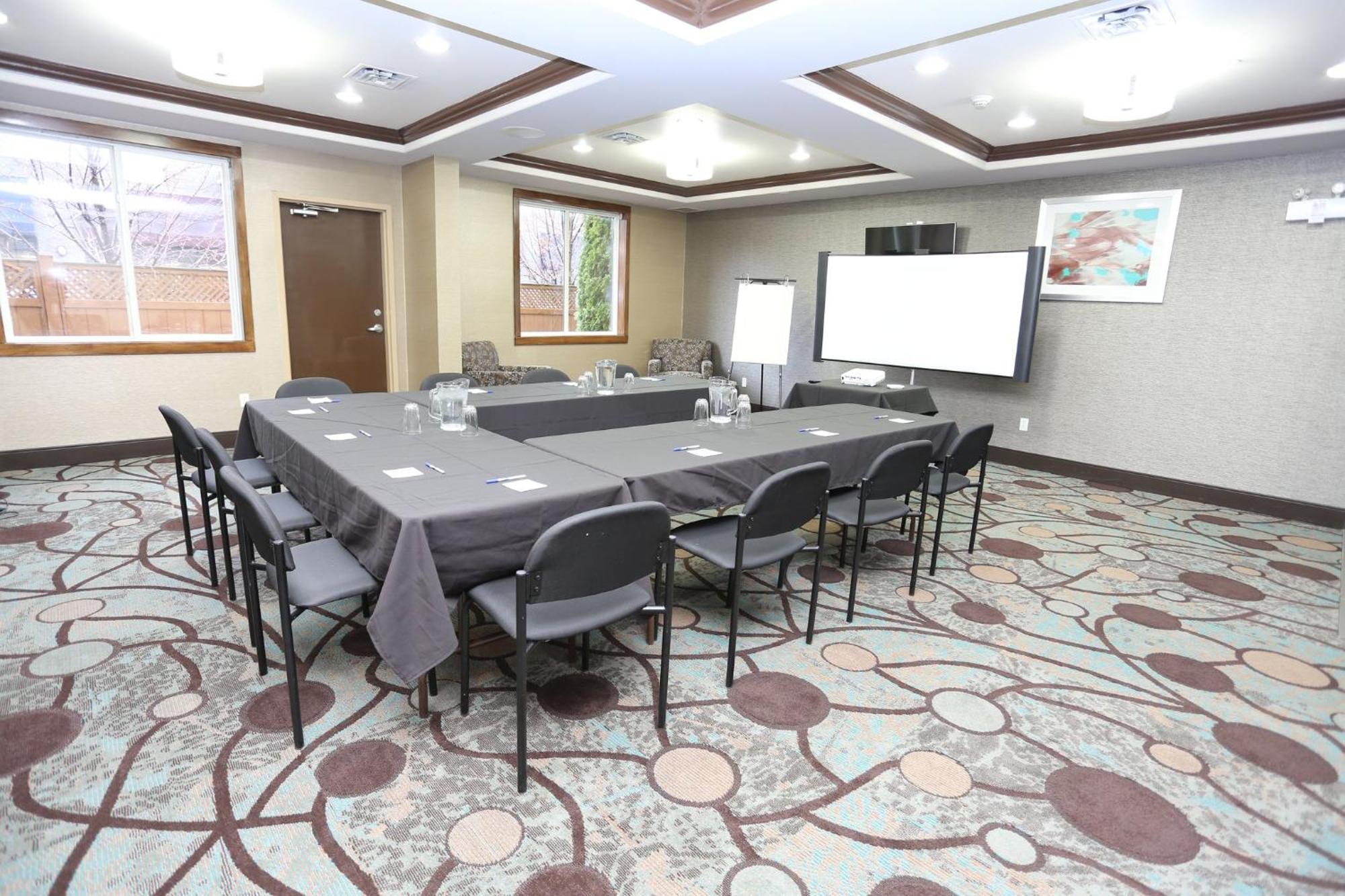 Holiday Inn Express Hotel & Suites Vernon By Ihg Екстериор снимка