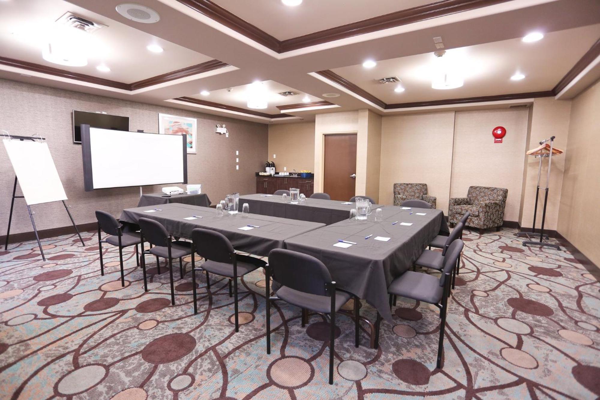 Holiday Inn Express Hotel & Suites Vernon By Ihg Екстериор снимка