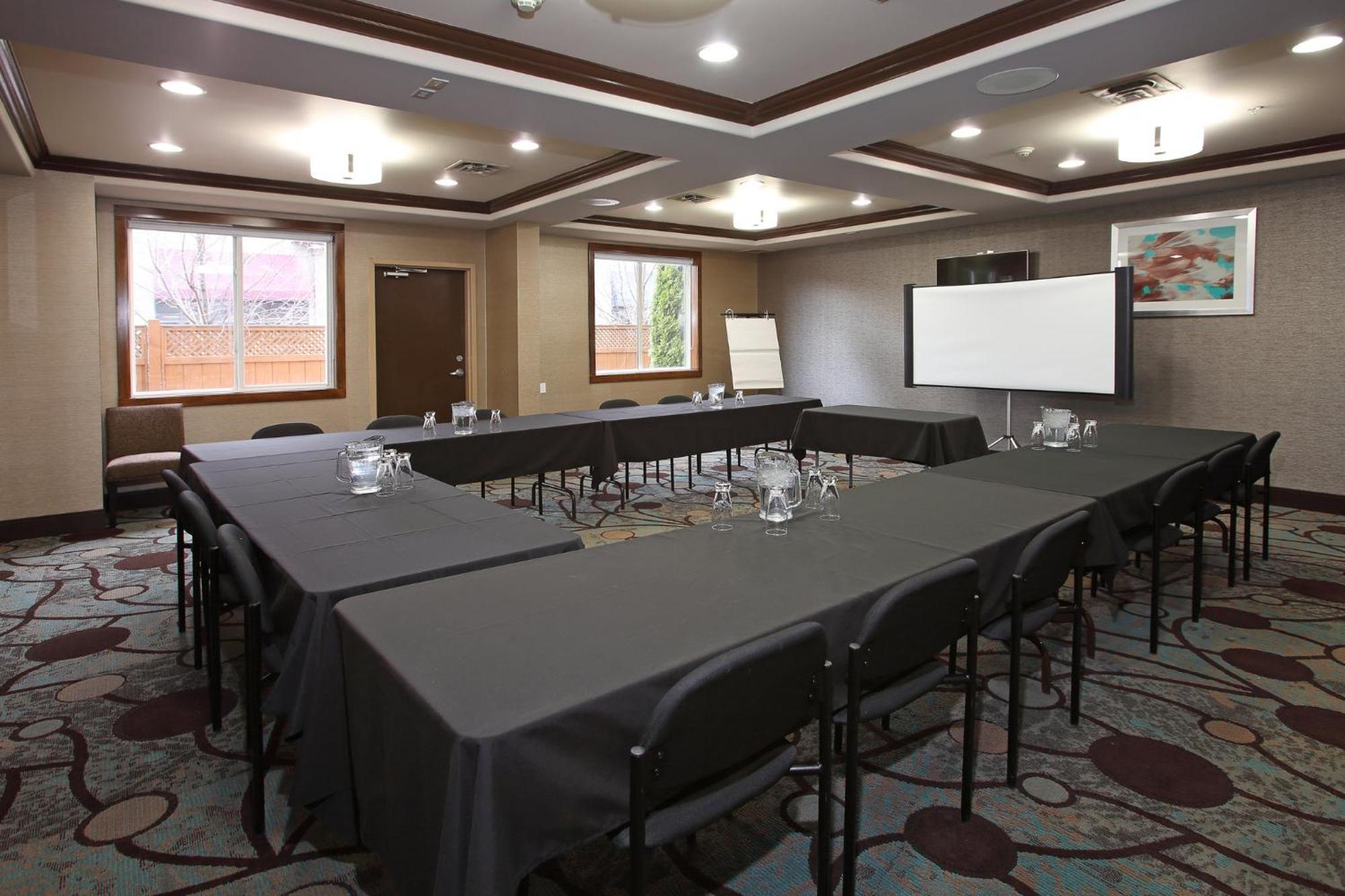 Holiday Inn Express Hotel & Suites Vernon By Ihg Екстериор снимка