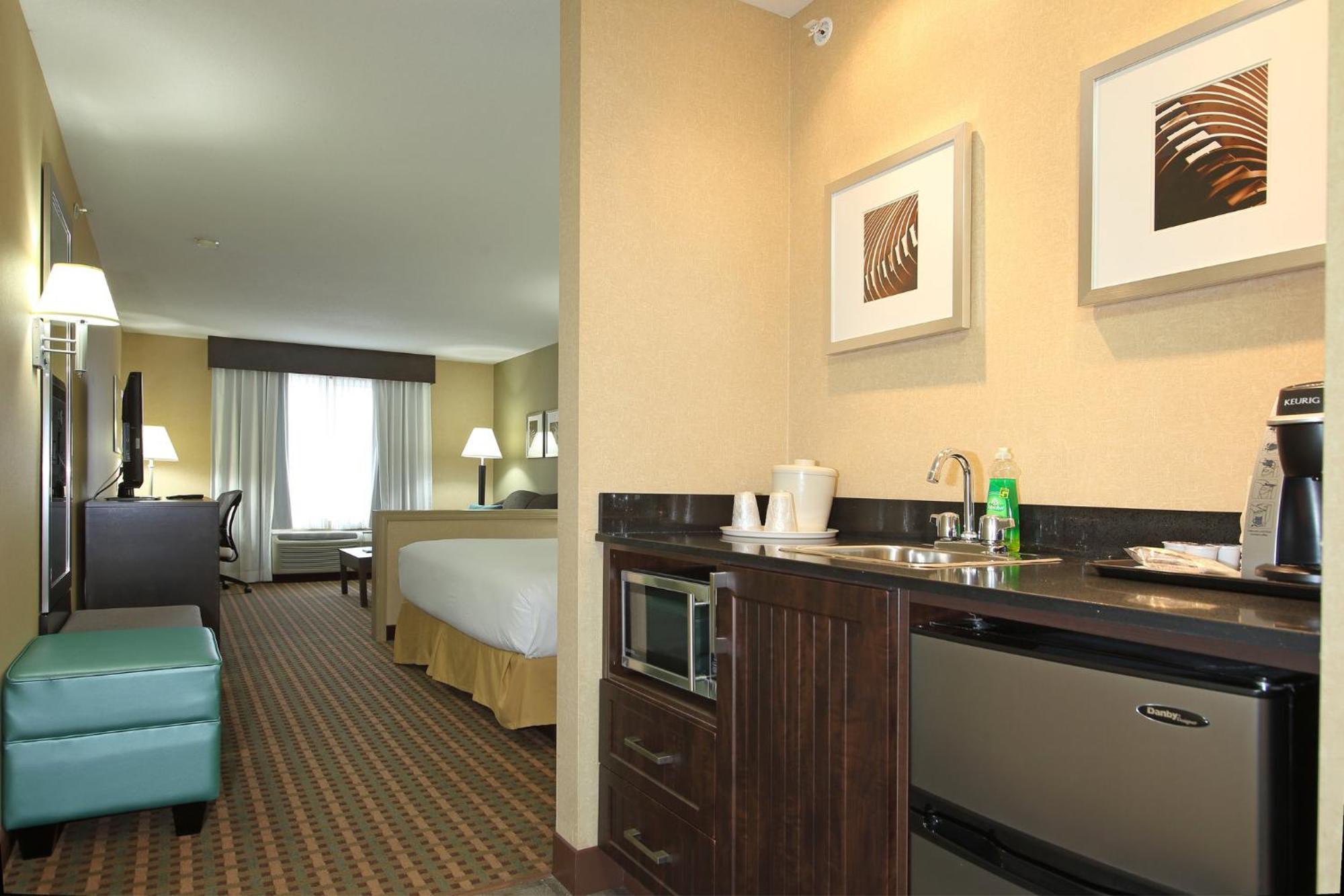 Holiday Inn Express Hotel & Suites Vernon By Ihg Екстериор снимка